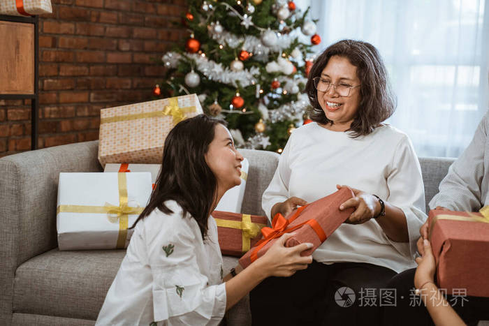 女儿在圣诞节给妈妈送礼物