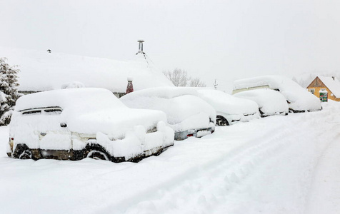 汽车陷雪天气气候雪飘，冬季暴雪寒冷