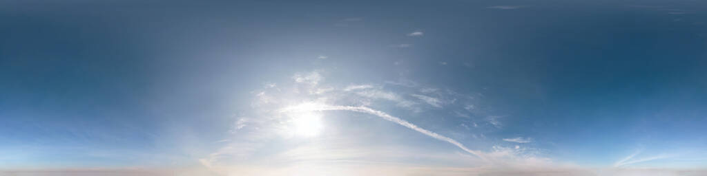 蓝天白云。无缝hdri全景360度角视图，可用于3d图形或游戏开发，如天空穹顶或编辑无人机拍摄