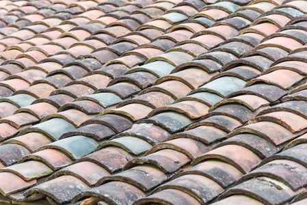 越南北部古民居彩陶瓦屋顶图片
