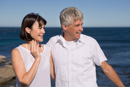 地平线 夫妇 幸福 女人 海滩 假期 拥抱 妻子 衬衫 退休