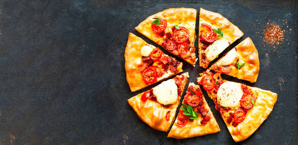 复古金属背景的意大利披萨。健康饮食理念。复制空间