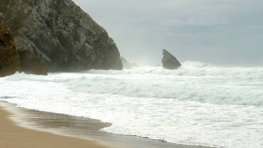 葡萄牙阿德拉加海滩的野生大西洋海岸