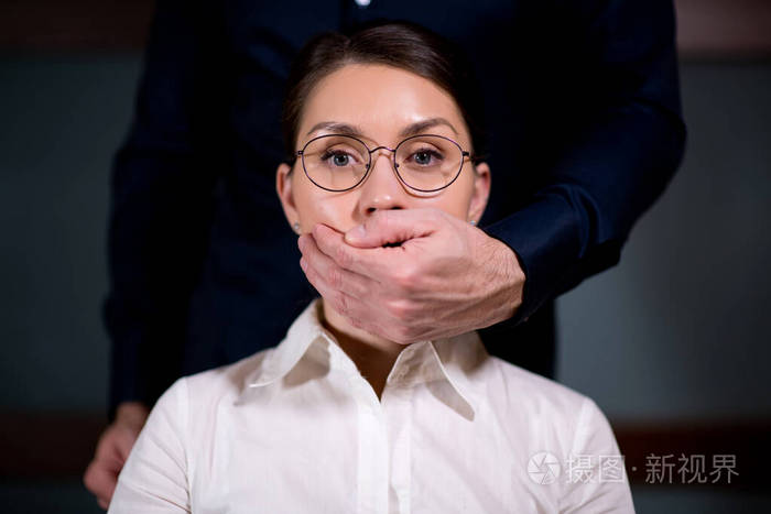 男人的手掌会把女人的嘴闭上