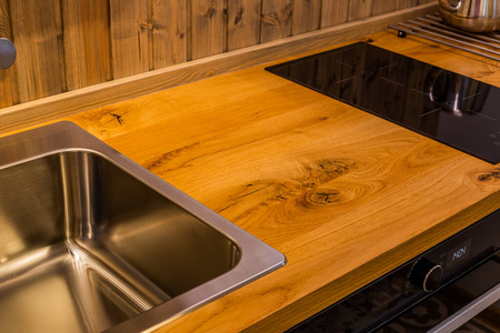 厨房里漂亮的现代木制台面。