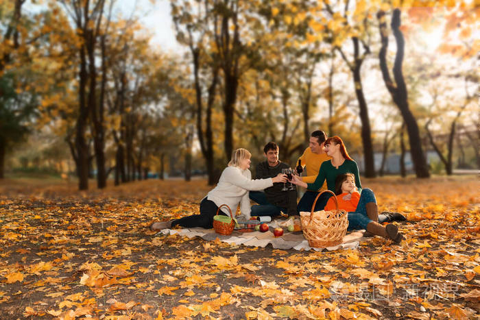 快乐的朋友们在户外玩得开心人们一起在城市公园外面享受收获的时光