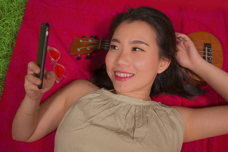 亚洲美女手冷young happy and beautiful asian korean student girl