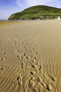 西班牙巴斯克地区沙滩上的脚印