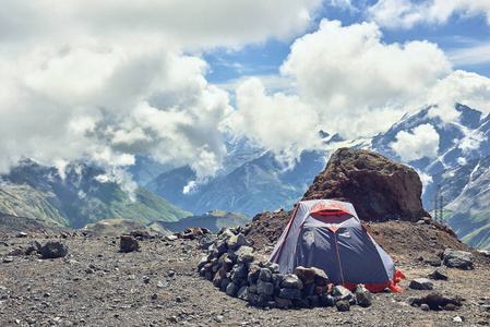 登山者在山上。在山峰的背景下。登山营