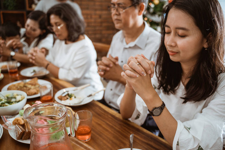基督徒家庭饭前祷告照片