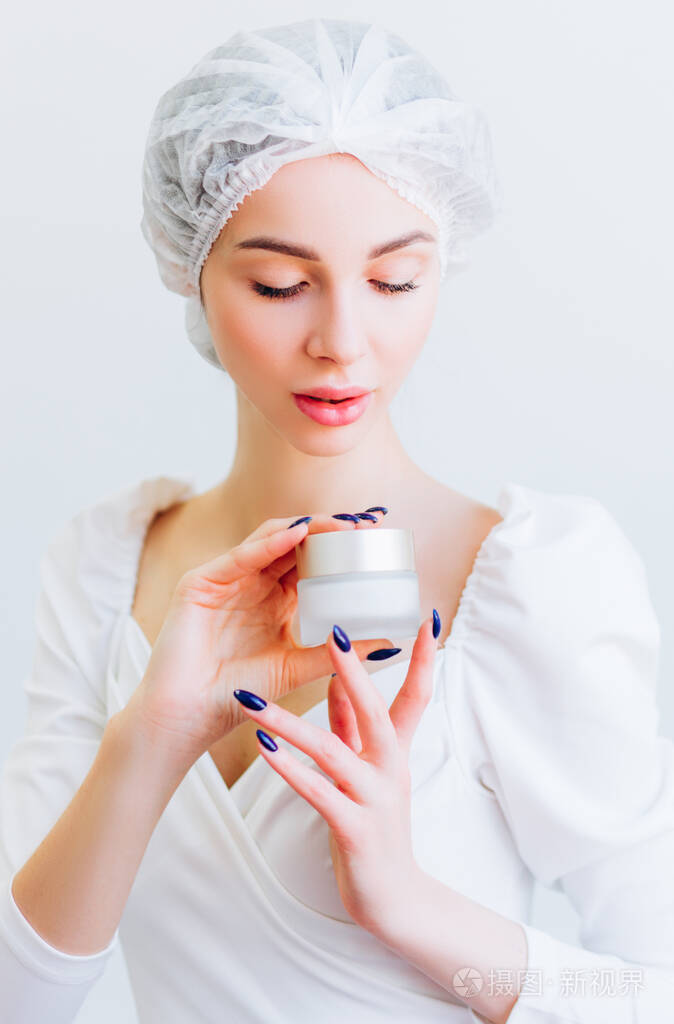 一个戴着帽子皮肤整洁的小女孩手里拿着一罐奶油文本的位置个人护理