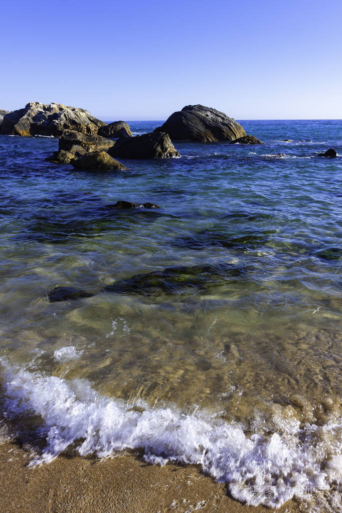 波光粼粼的大海,岩石和蓝天的地平线照片-正版商用图片261n6t-摄图新