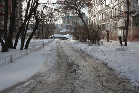 这条路被松散的雪覆盖，很难通过