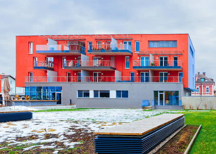 萨尔茨堡红色现代住宅公寓和公寓建筑外观