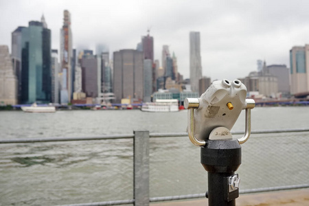 雨天，用双筒望远镜俯瞰曼哈顿东河上空的天际线。