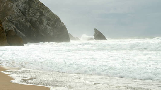 葡萄牙阿德拉加海滩的野生大西洋海岸
