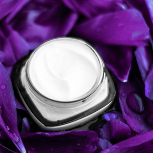 紫色花朵b型奢华面部润肤霜