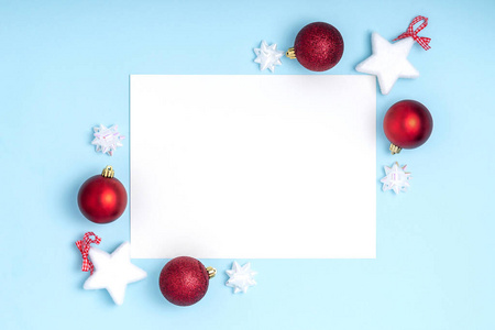 新年和圣诞节相框组成。淡蓝色背景的白纸。俯视图，平面布置，复制空间