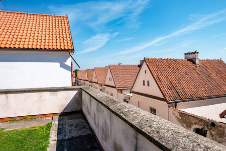寺院围墙后的屋顶瓦排石招待所图片