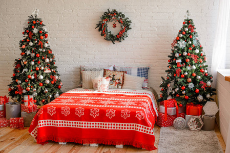漂亮的霍尔迪用圣诞树装饰房间，下面放着礼物