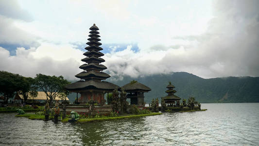 多云的下午拍摄巴厘岛的普拉达努布拉坦寺