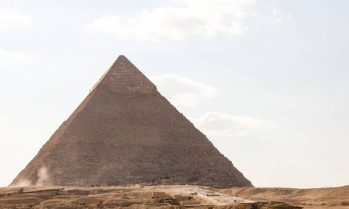 哈弗雷法老大金字塔，吉萨建筑群的沙土覆盖区