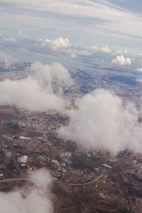 从飞机舷窗看到的景色。里斯本上空乌云密布。
