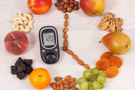 带有时钟形状水果的血糖计，含矿物质维生素和纤维的糖尿病患者健康食品的时间