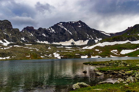 高加索山脉的一个巨大的冷湖