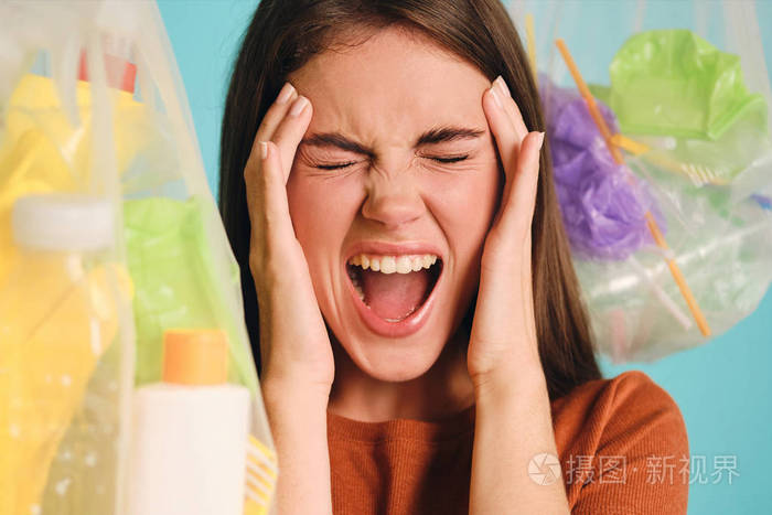 愤怒的女孩围着塑料袋尖叫着在彩色的背景下照片-正版商用图片2624nz