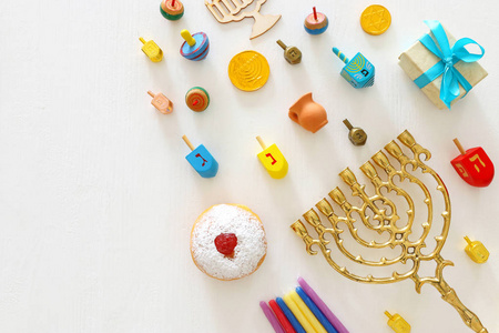 犹太节日光明节的宗教图像背景为烛台传统烛台旋转顶部和甜甜圈