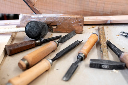 工作台上的各种木工工具