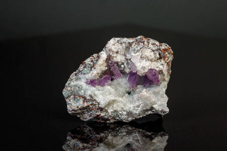 黑色背景岩石中的大型矿物紫水晶石