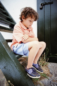 童年 孤独 男孩 思想 楼梯 小孩 木材