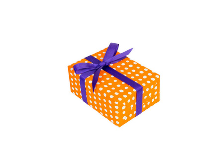 圣诞或其他节日手工制作的礼物，橙色纸和紫色丝带。白色背景，顶视图。感恩节礼品盒概念