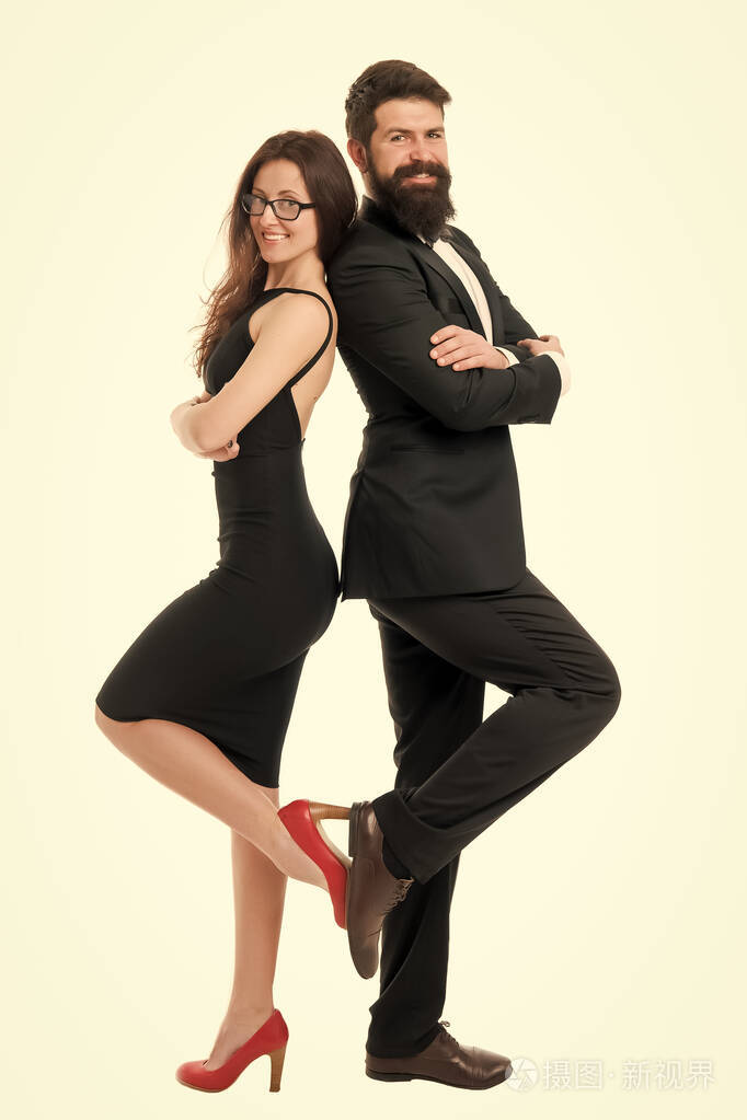 浪漫的情侣穿正式的衣服.男人和女人穿着优雅,准备晚上外出.