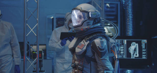 宇航员和科学家正在测试太空服图片
