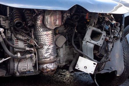 部分解体的汽车内部零件损坏图片