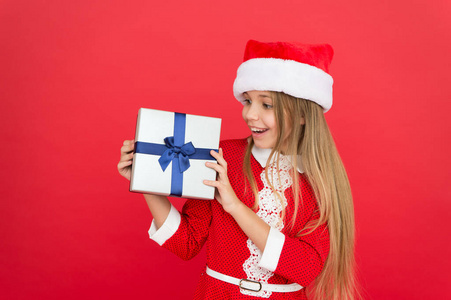 节礼日。欢快的孩子红色背景。降临日历。给她一个惊喜。寒假快乐。小女孩的开场礼物。新年。圣诞老人礼物。小女孩收到了礼物。圣诞礼物