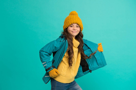运动风格。无忧无虑的童年。可爱的女孩喜欢冬天。小孩子戴针织帽子。寒假。防护服。冬季系列。儿童戴帽子手套夹克。积极休闲