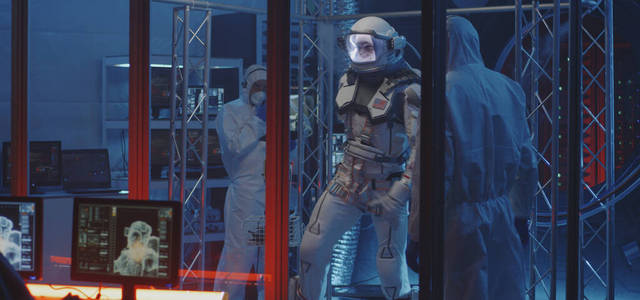 美国宇航员测试宇航服机动性