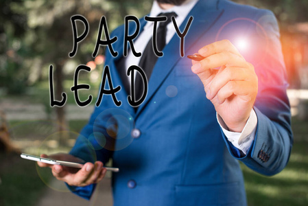 商业图片文本充当他们政党的官方代表商人拿着笔记本电脑和笔指着复印