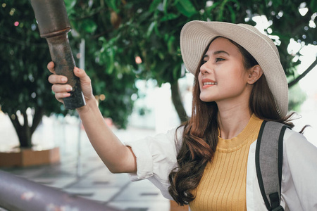 女游客在庙里敲钟。旅行旅行