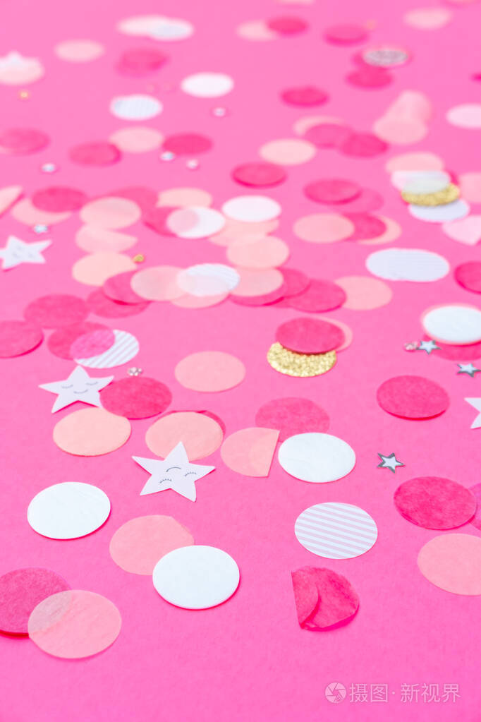 五彩粉色金色和白色五彩彩纸在大胆的粉色背景上节日庆典背景