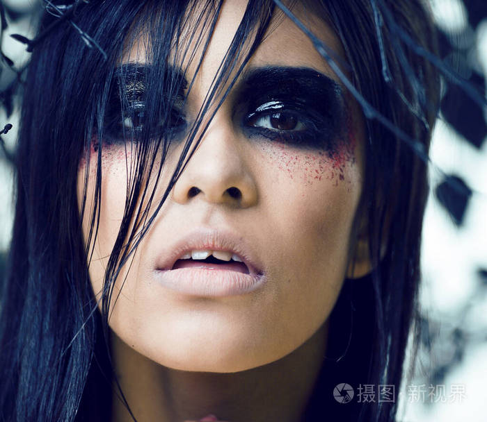 万圣节化妆像魔鬼的漂亮黑发女人特写吓人