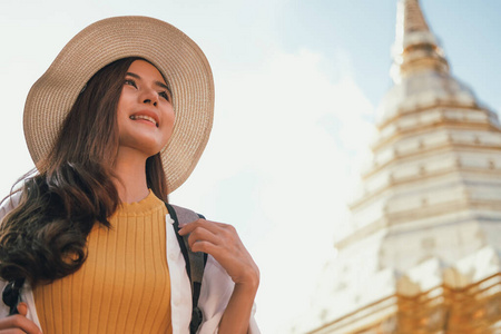 女游客旅游观光地标。旅行