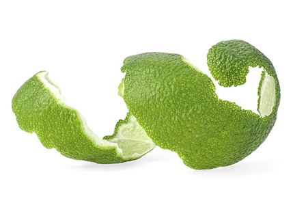 白色背景上隔离的酸橙果皮.新鲜的石灰皮.照片