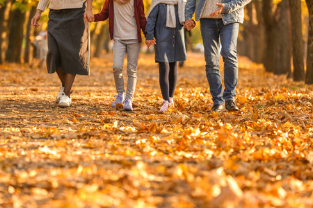 快乐的一家人在秋天公园散步照片