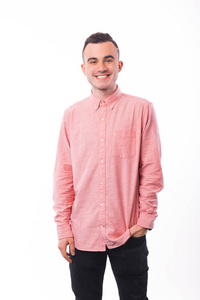 兴高采烈的年轻人，穿着粉红色的衬衫，站在白色的背景上