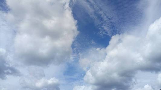 白天天空中的云图像图片